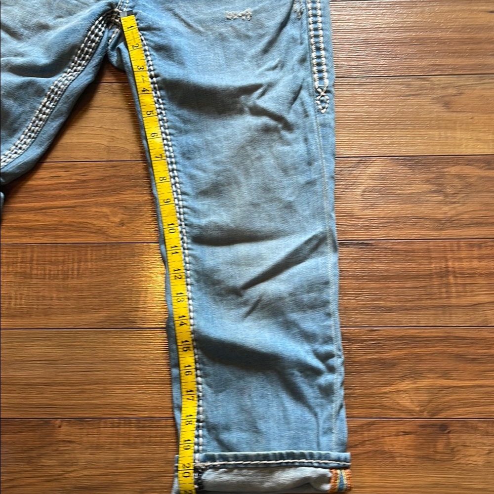 Stylish Blue Denim Jeans with Embroidered Pocket - Picture 4 of 7